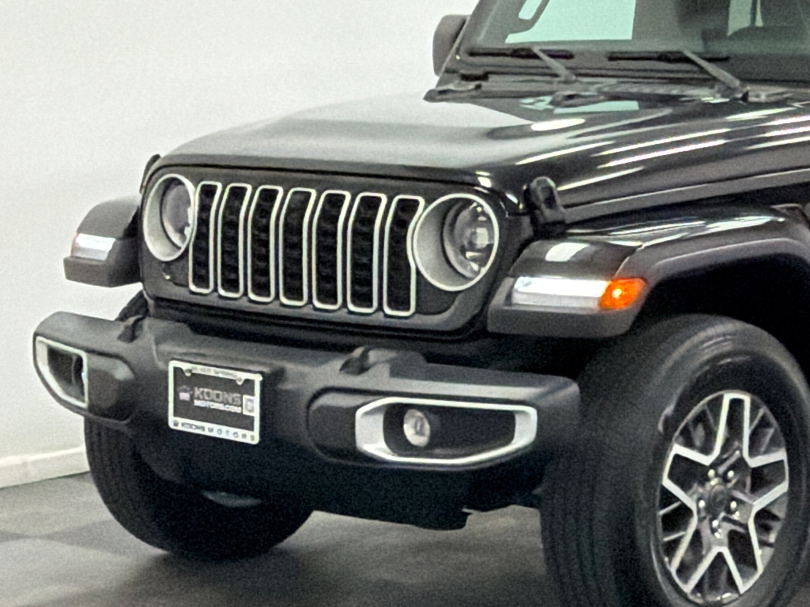 Used 2025 Jeep Wrangler Unlimited Sahara AWD/4WD image 2