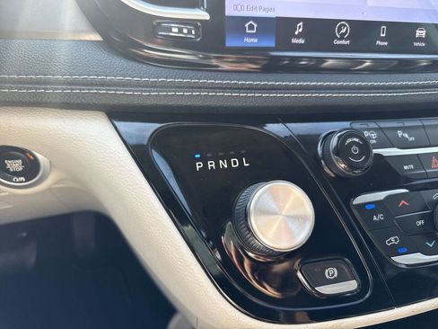 Used 2023 Chrysler Pacifica Touring-L image 19