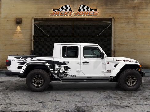 Used 2024 Jeep Gladiator Mojave AWD/4WD image 11