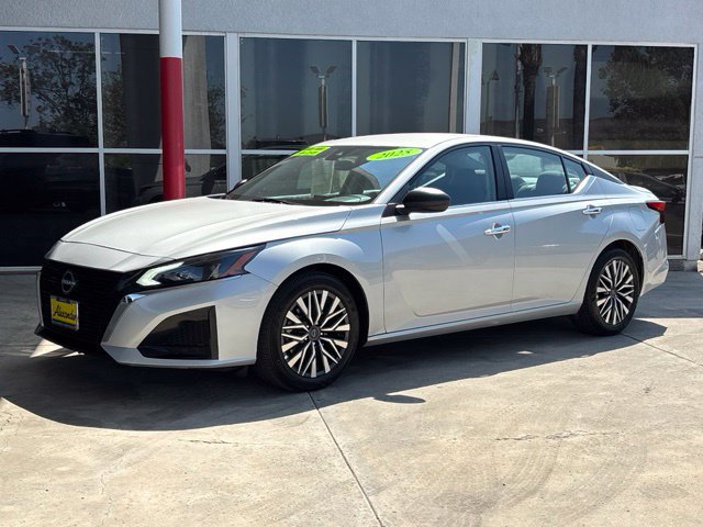 Used 2025 Nissan Altima 2.5 SV FWD image 7