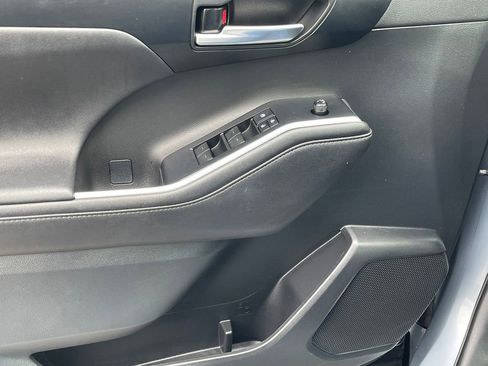 Used 2020 Toyota Highlander XLE image 33