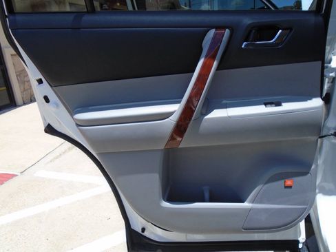 Used 2012 Toyota Highlander Limited w/ Tow Pkg FWD image 31