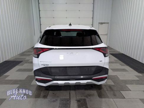 Used 2025 Kia Sportage LX image 3