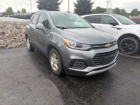 Used 2019 Chevrolet Trax LT w/ LT Convenience Package FWD image 3