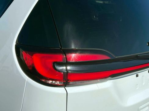 Used 2024 Chrysler Pacifica Limited FWD image 12