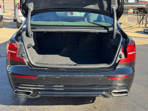 Certified 2022 Volvo S60 B5 Momentum image 5