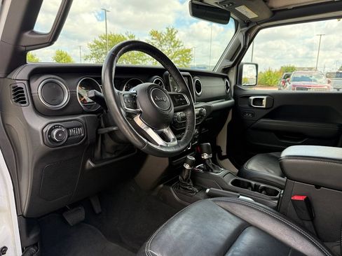 Used 2019 Jeep Wrangler Unlimited Sahara AWD/4WD image 9