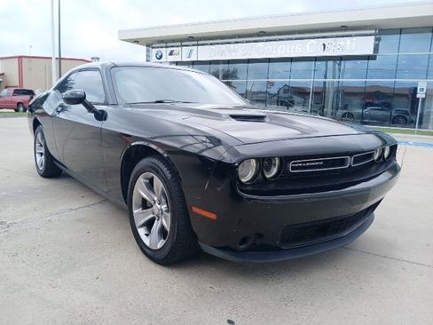 Used 2016 Dodge Challenger SXT RWD image 1