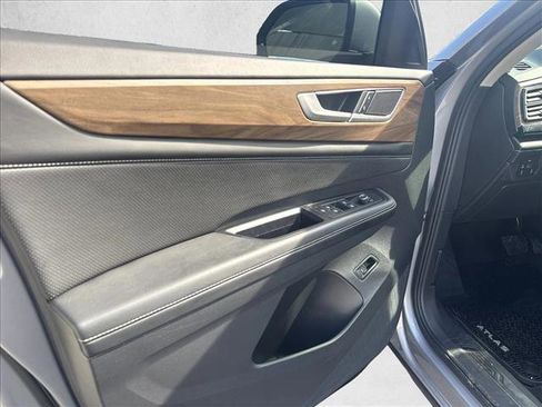 Used 2024 Volkswagen Atlas SE w/ Panoramic Sunroof Package FWD image 9