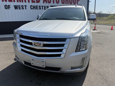 Used 2017 Cadillac Escalade Luxury image 3