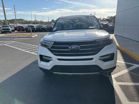 Used 2023 Ford Explorer XLT w/ Equipment Group 202A image 8