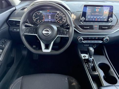Used 2025 Nissan Altima 2.5 SV FWD image 18
