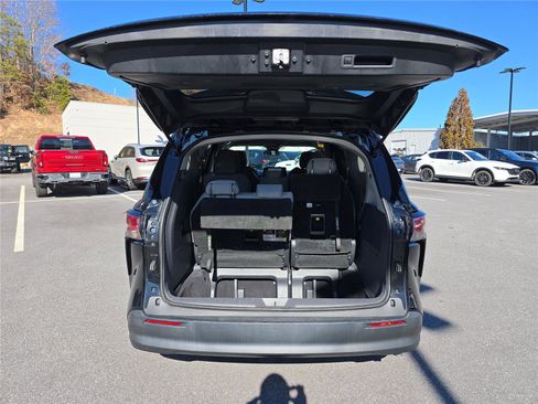 Used 2021 Toyota Sienna LE image 5