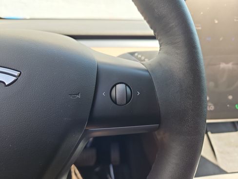 Used 2022 Tesla Model Y Long Range AWD/4WD image 24