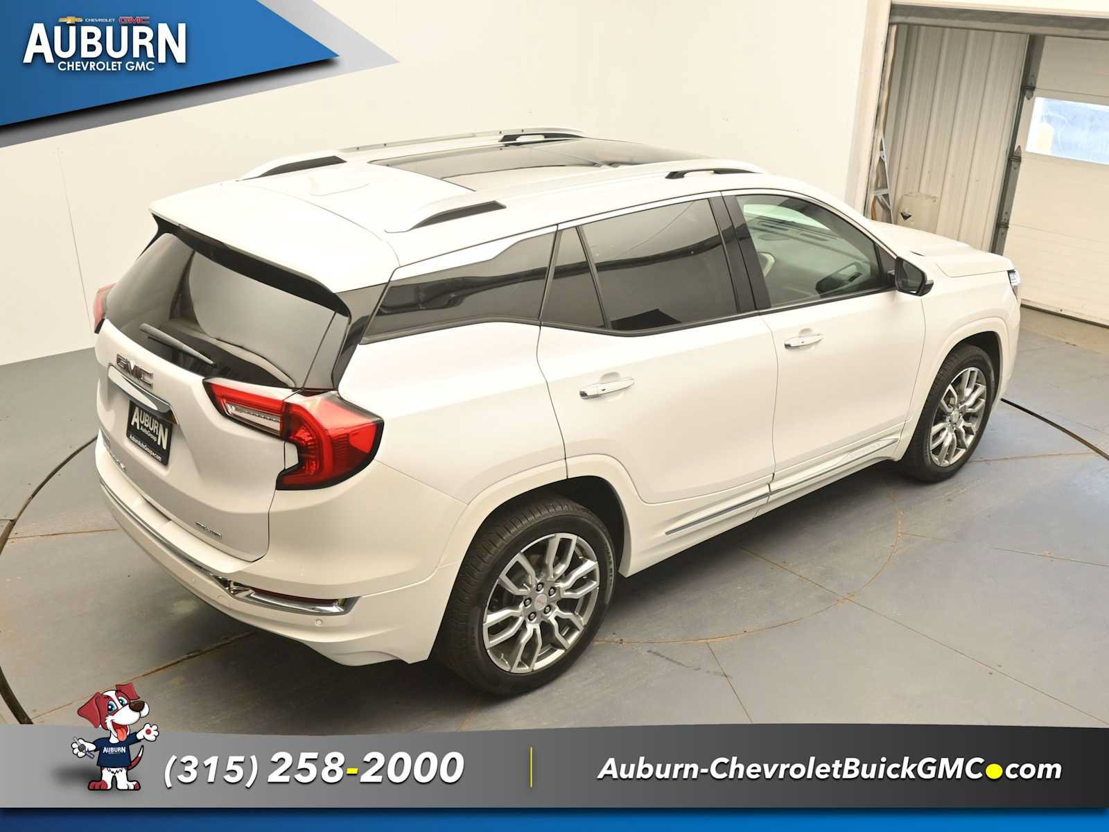 Used 2024 GMC Terrain Denali w/ Denali Premium Package AWD/4WD image 34