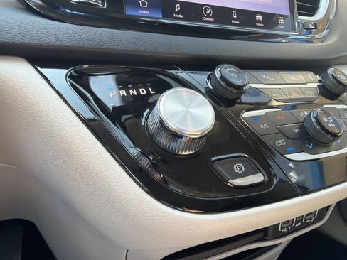 Used 2024 Chrysler Pacifica Touring-L FWD image 29