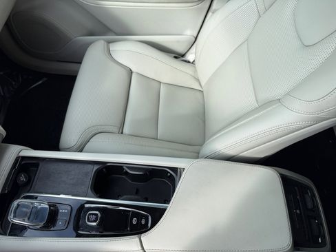 Used 2022 Volvo XC90 T8 Inscription image 14