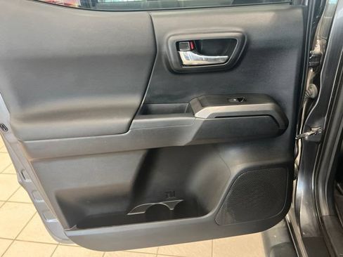 Used 2018 Toyota Tacoma TRD Off-Road w/ Technology Package AWD/4WD image 14