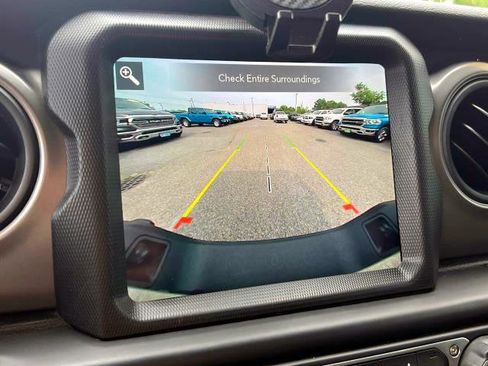 Certified 2022 Jeep Gladiator Willys image 32