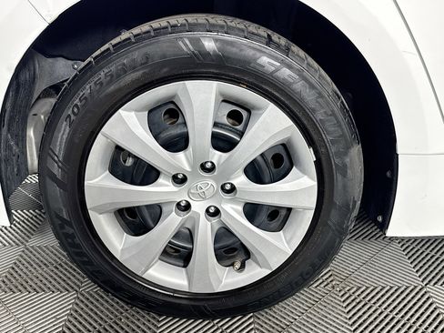 Used 2021 Toyota Corolla LE image 31