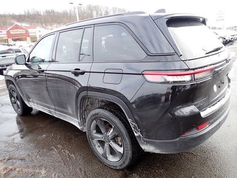 Used 2023 Jeep Grand Cherokee Altitude image 3