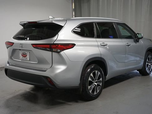 Certified 2023 Toyota Highlander XLE image 8