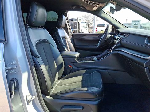 Used 2025 Jeep Grand Cherokee Altitude image 32