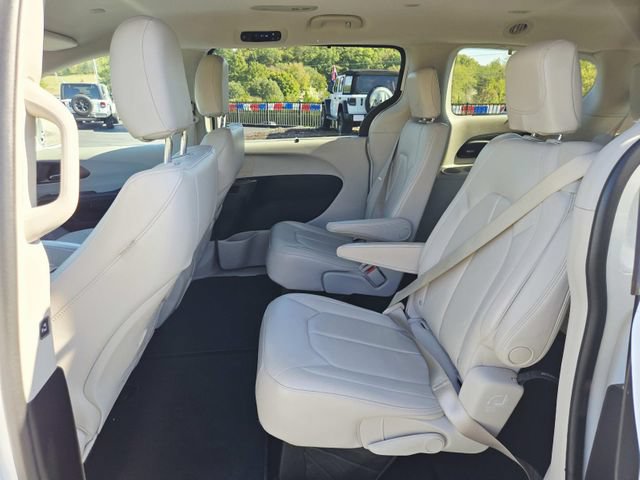 Used 2017 Chrysler Pacifica Touring-L w/ 13 Speaker Alpine Sound Group FWD image 12