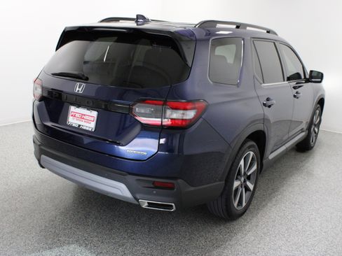 Used 2025 Honda Pilot Touring image 7