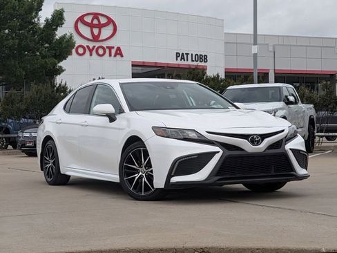 Used 2024 Toyota Camry SE FWD image 2