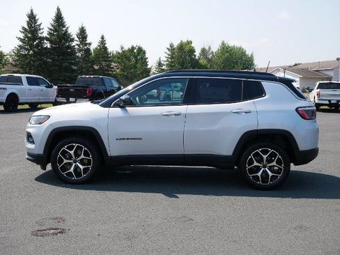 Used 2025 Jeep Compass Limited AWD/4WD image 2