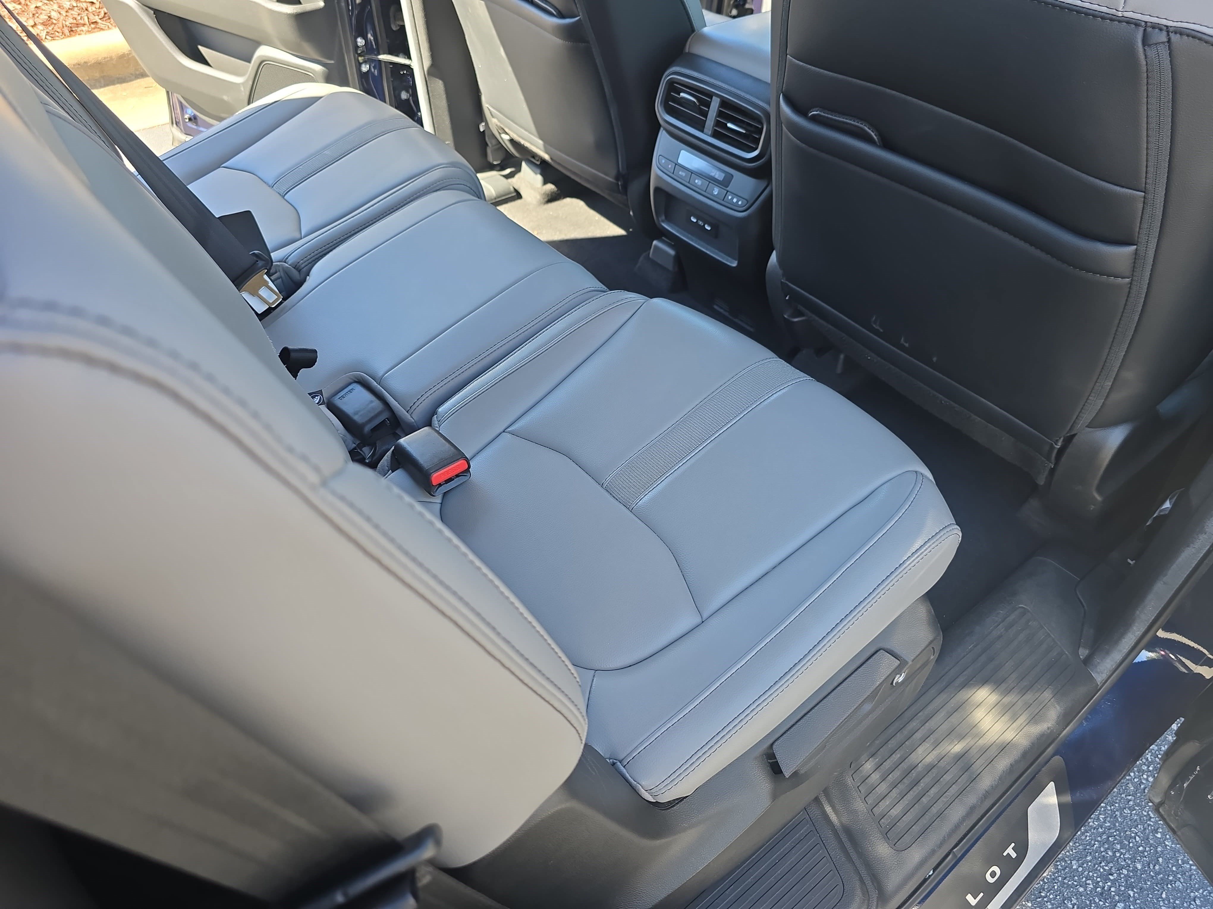 Used 2024 Honda Pilot Touring image 11