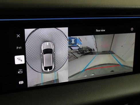 Certified 2025 Porsche Macan Electric RWD image 17