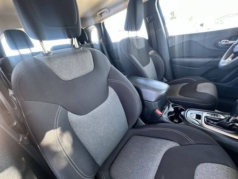 Used 2015 Jeep Cherokee Sport FWD image 20