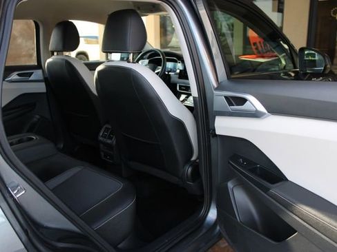 Used 2025 Volkswagen Taos SE AWD/4WD image 29