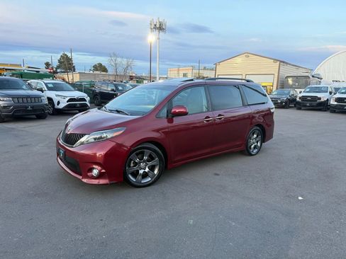 Used 2015 Toyota Sienna SE Premium image 2