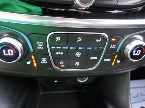 Used 2021 Chevrolet Traverse LT image 12