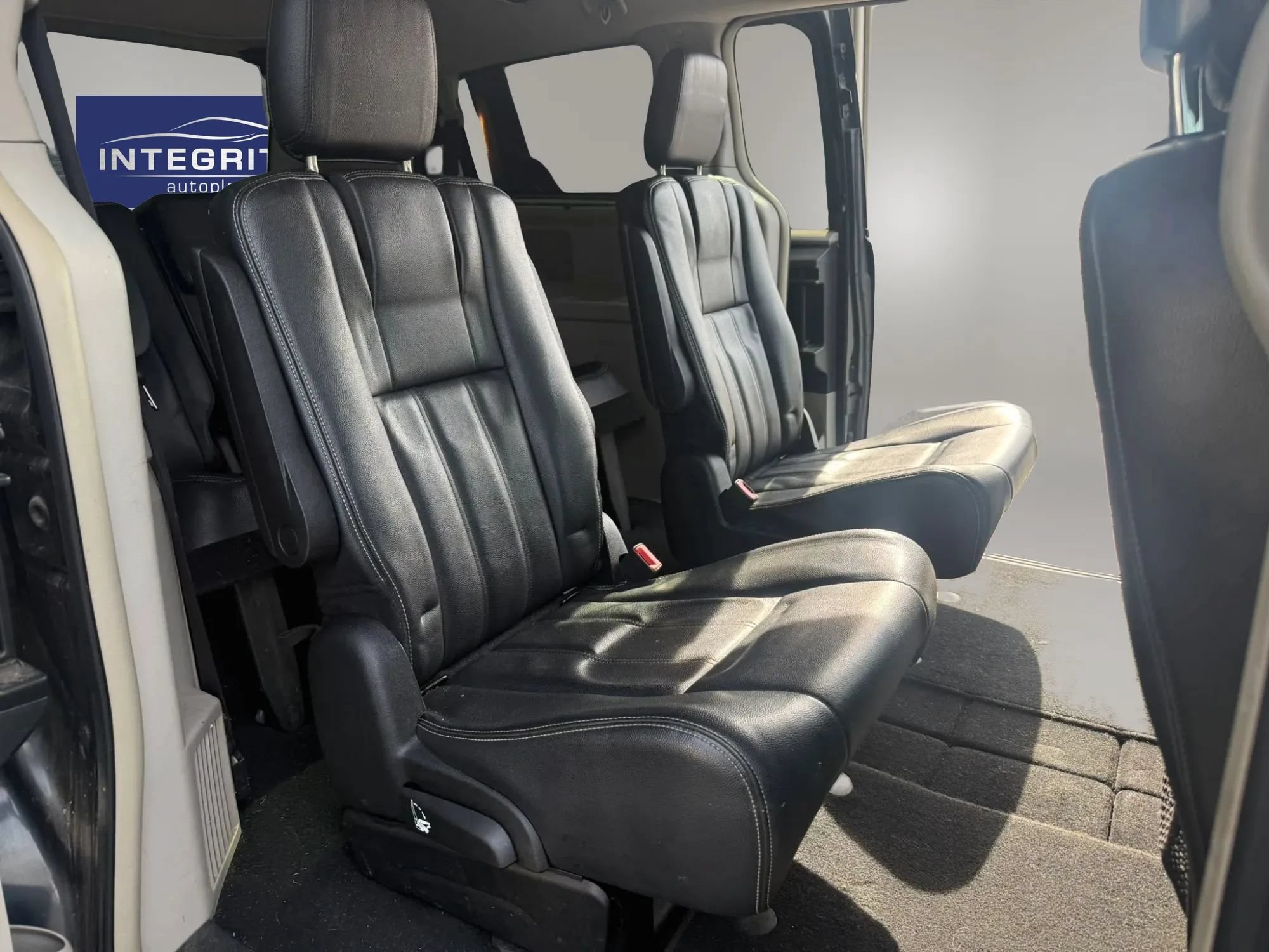 Used 2014 Chrysler Town & Country Touring FWD image 13