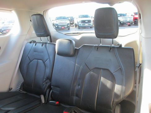 Used 2021 Chrysler Pacifica Touring-L image 18