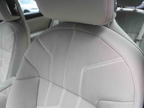 Used 2025 BMW 750e xDrive w/ Premium Package image 21