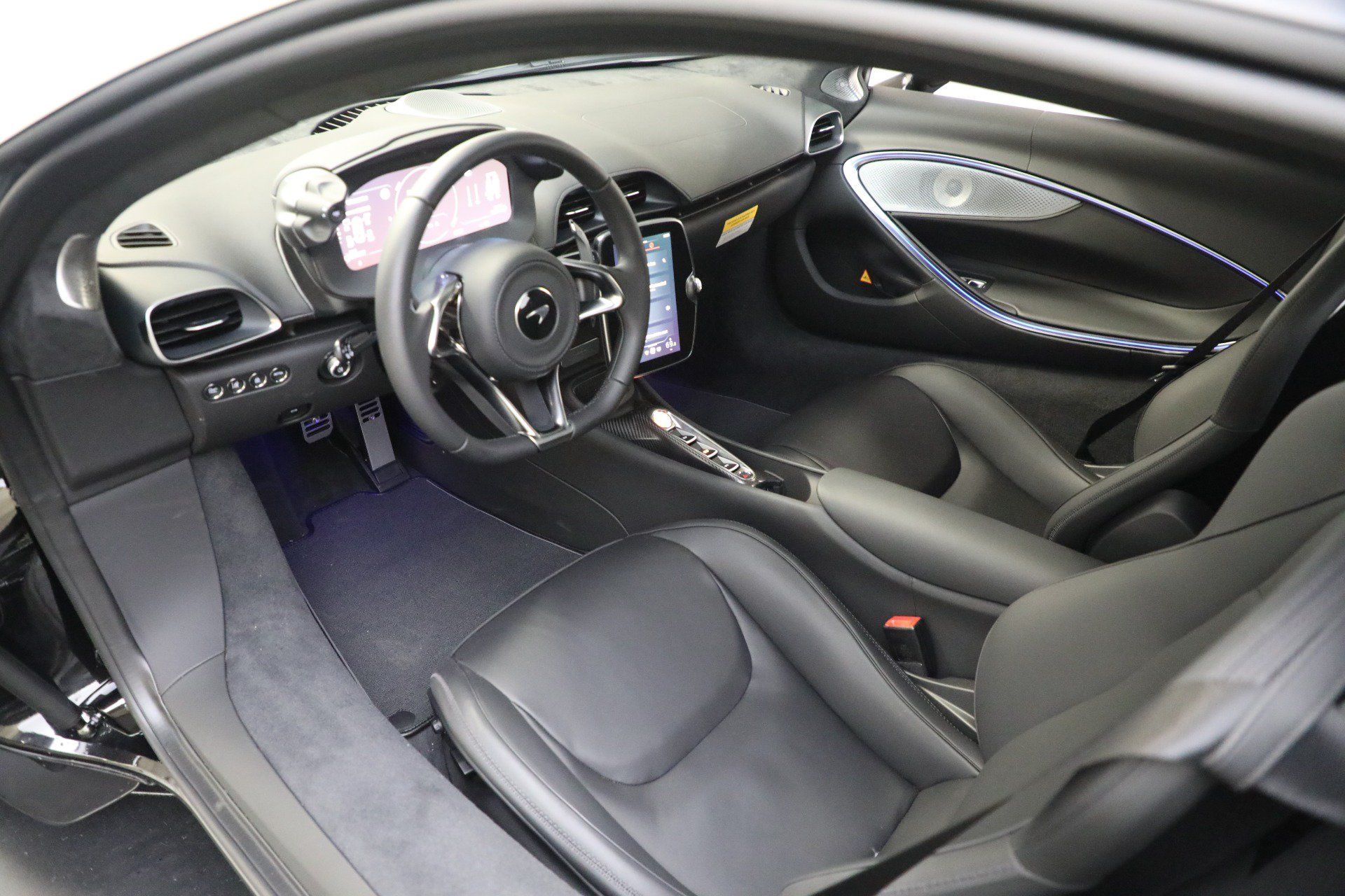 Used 2025 McLaren Artura RWD image 20