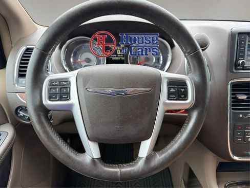 Used 2016 Chrysler Town & Country Touring-L FWD image 18