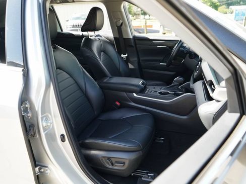 Used 2022 Toyota Highlander XLE FWD image 14