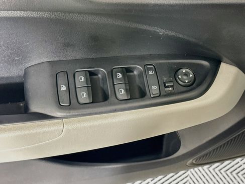 Used 2025 Hyundai Venue SEL FWD image 15