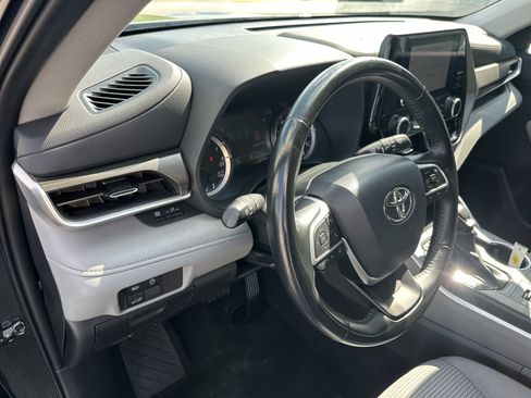 Used 2023 Toyota Highlander LE AWD/4WD image 3