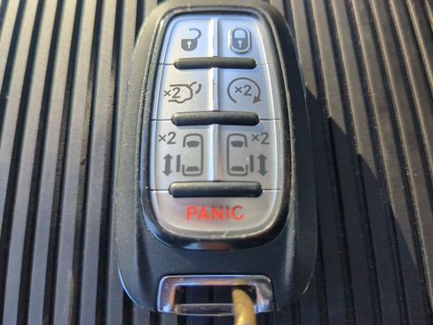 Used 2024 Chrysler Pacifica Limited image 32