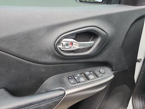 Used 2020 Jeep Cherokee Latitude Plus w/ Comfort/Convenience Group image 16