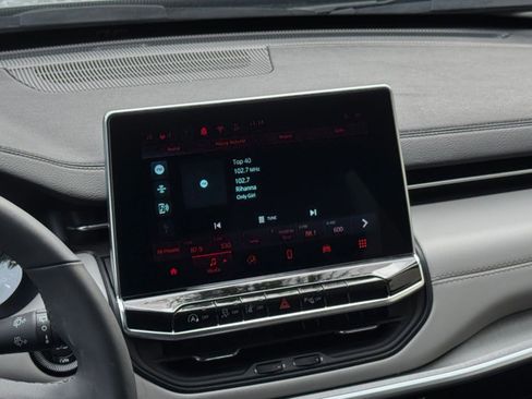 Used 2025 Jeep Compass Limited image 17