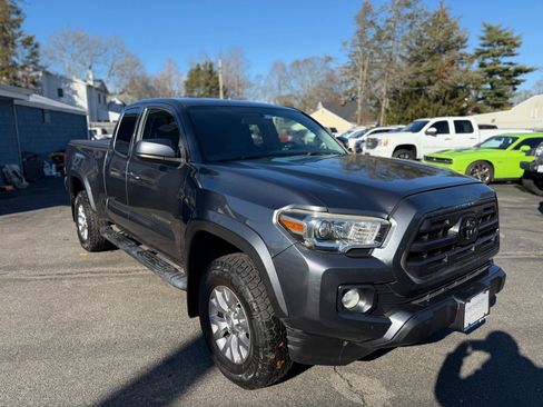 Used 2017 Toyota Tacoma 2WD Access Cab image 4