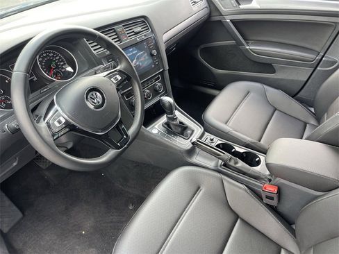 Used 2018 Volkswagen Golf SE image 18